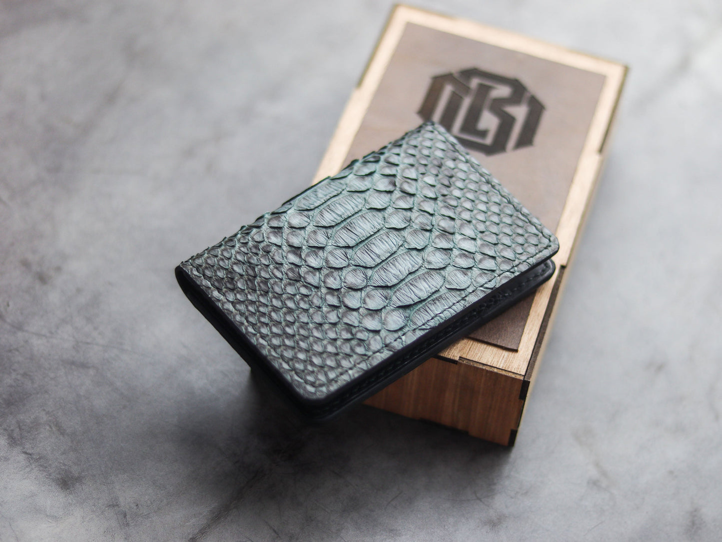 ARTEMUS - BIFOLD WALLET IRIDIUM GRAY PYTHON SKIN