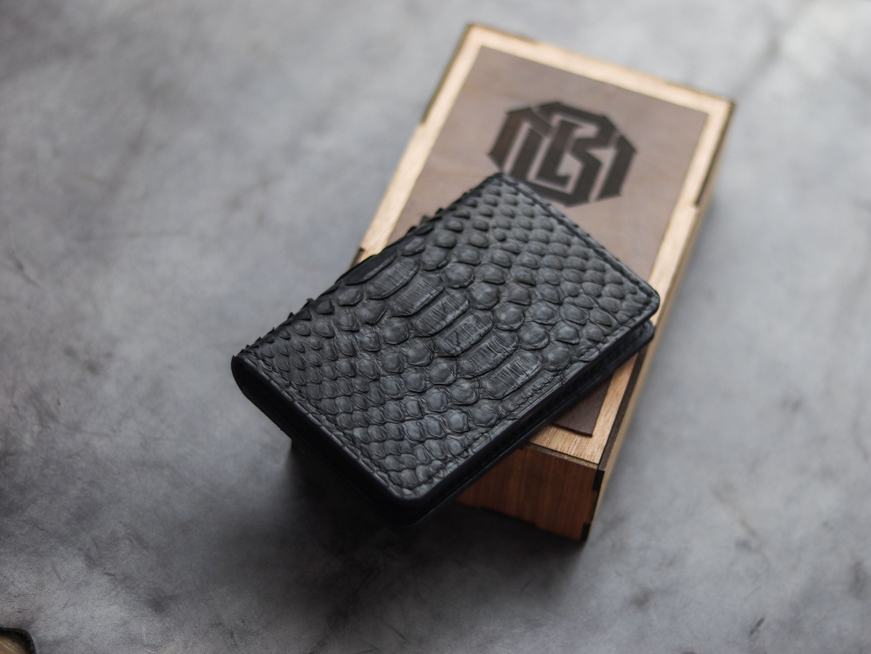 ARTEMUS - BIFOLD WALLET RAVEN BLACK PYTHON SKIN