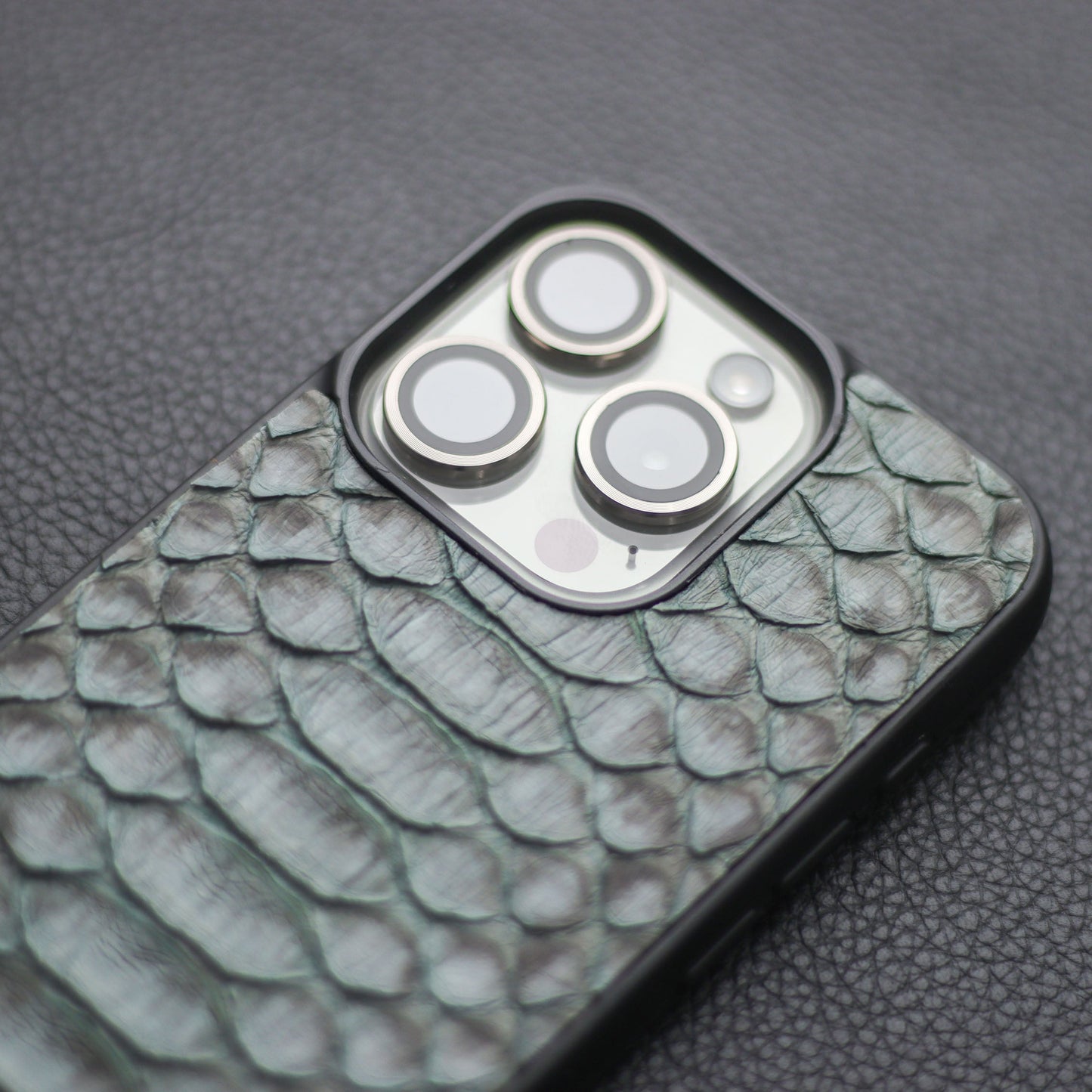 IRIDIUM GRAY PYTHON SKIN PHONE CASE (CENTER SCALES)