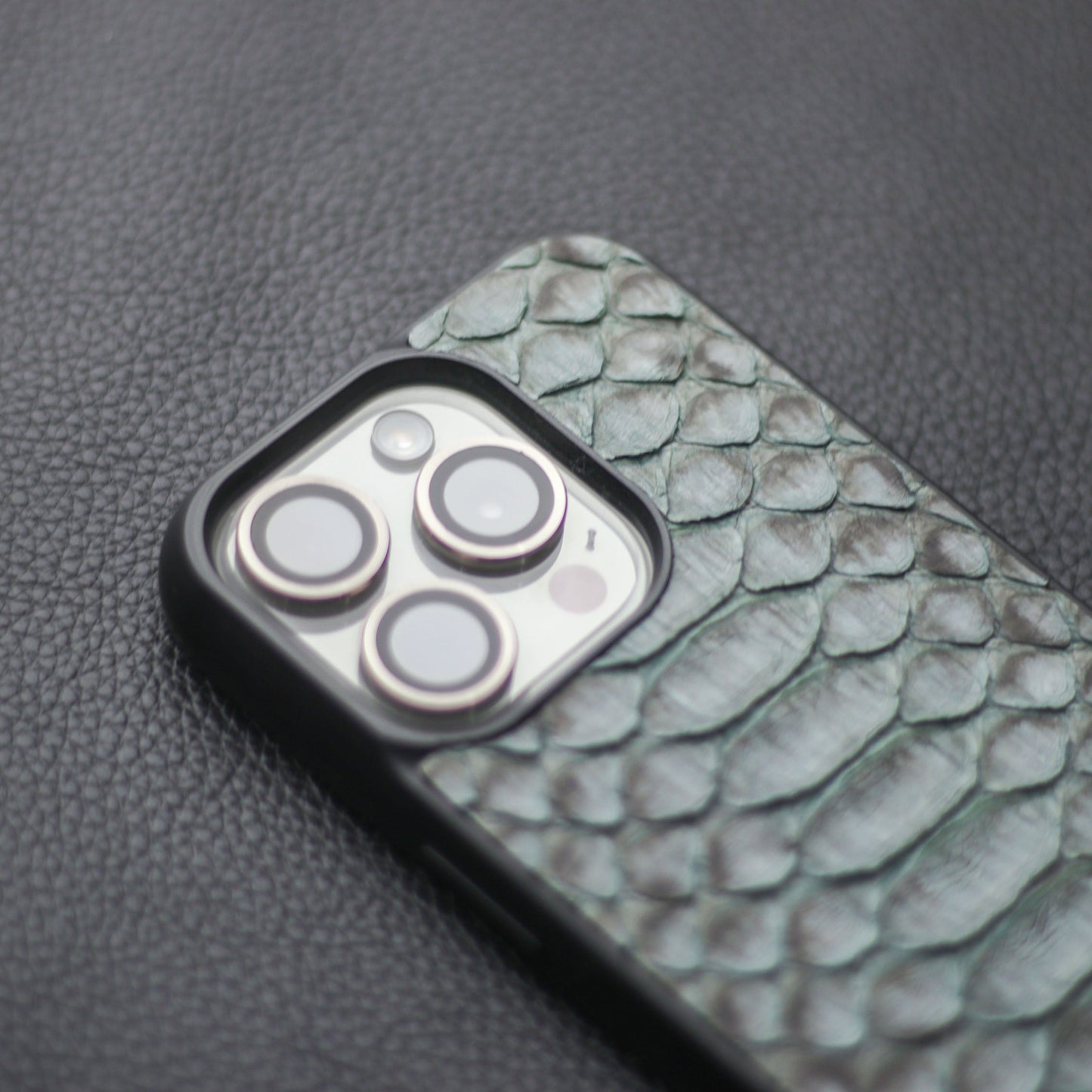 IRIDIUM GRAY PYTHON SKIN PHONE CASE (CENTER SCALES)