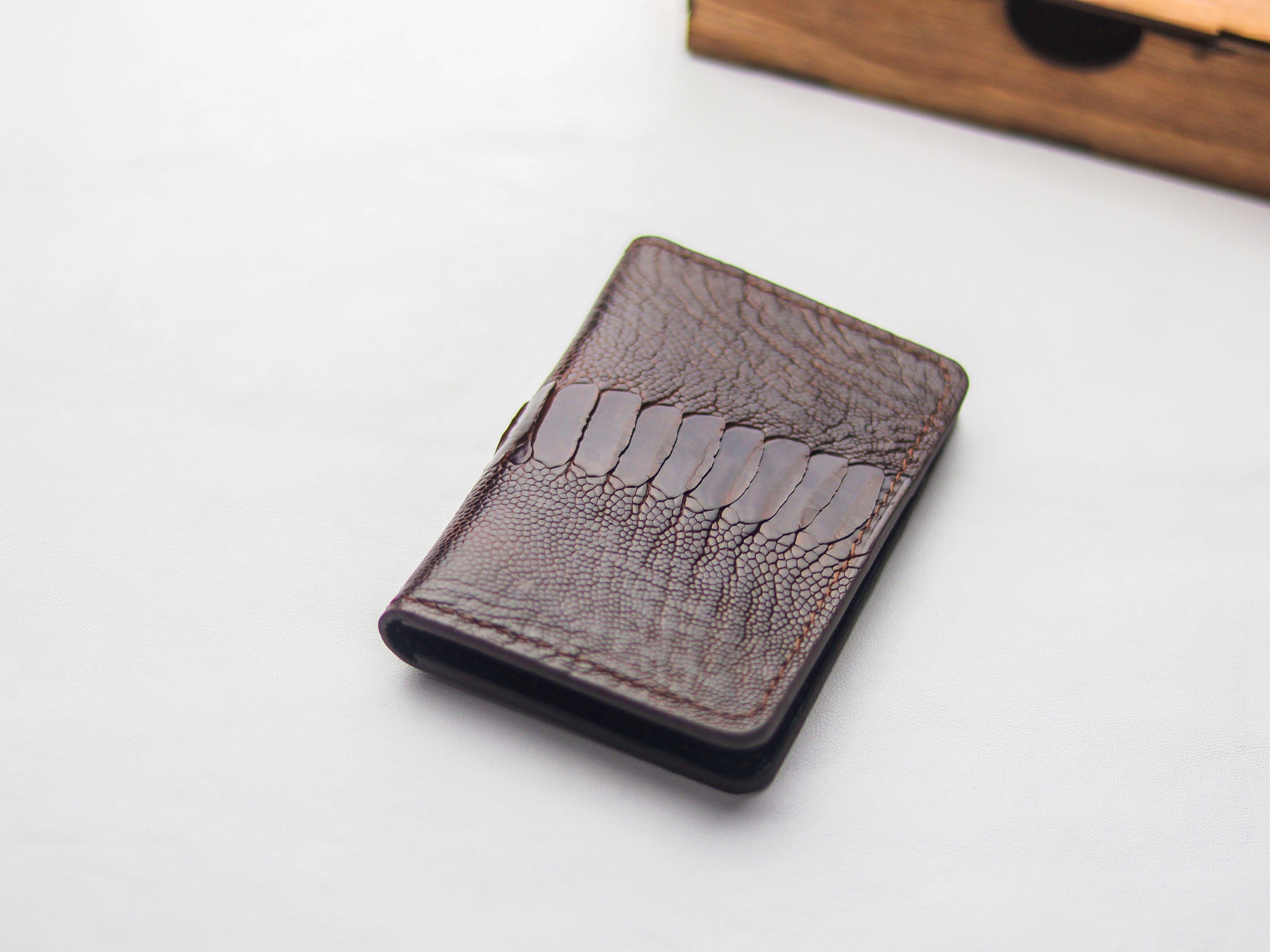 ARTEMUS - BIFOLD CARD WALLET PECAN BROWN OSTRICH LEG SKIN