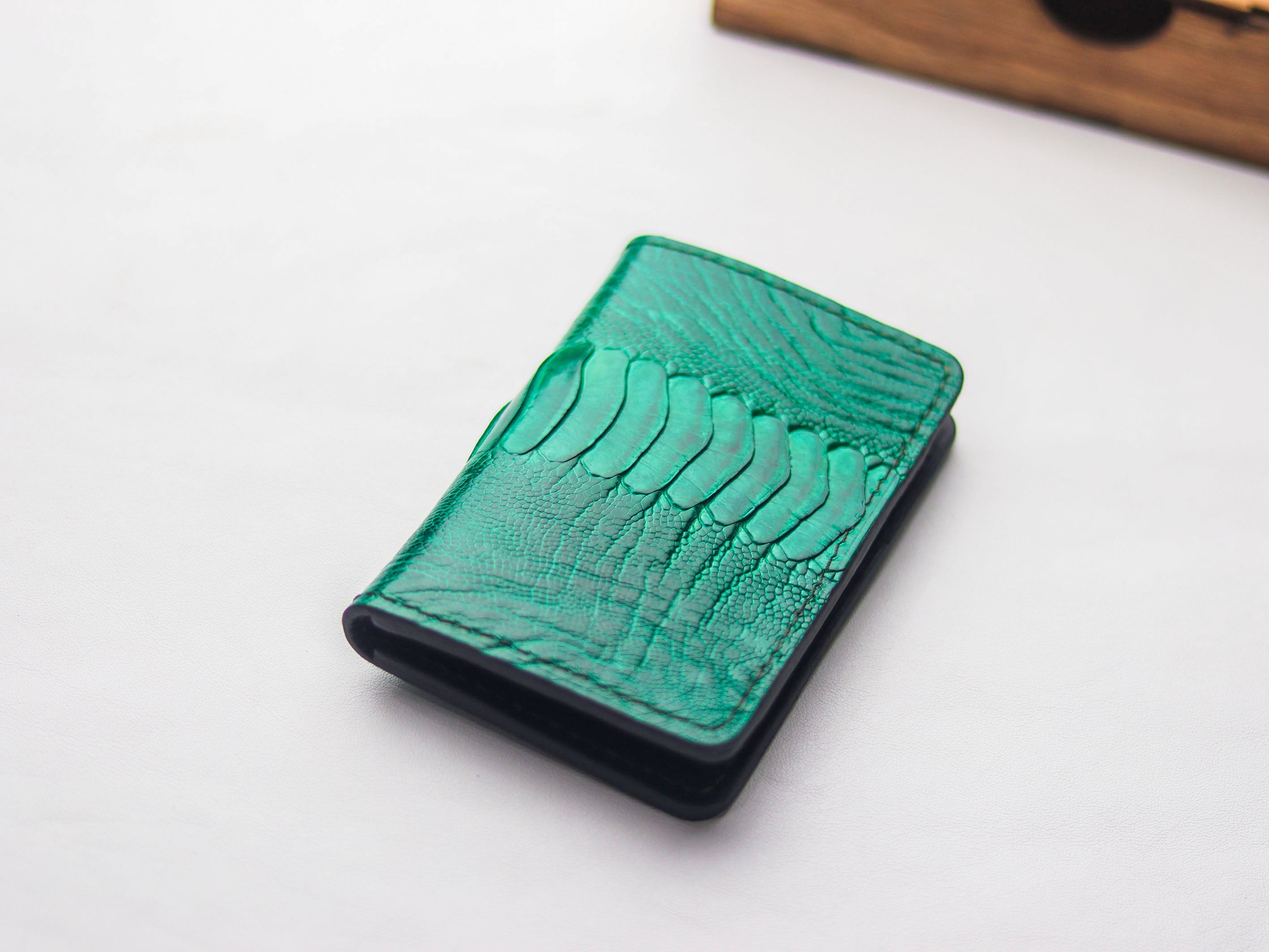 ARTEMUS - BIFOLD CARD WALLET EMERALD GREEN OSTRICH LEG SKIN